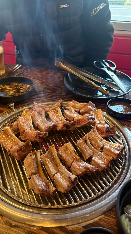 숯불 위에서 맛있게 구워지는 쪽갈비