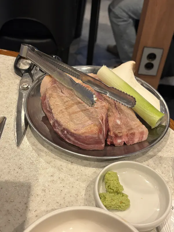 맛있게 구워진 흑돼지