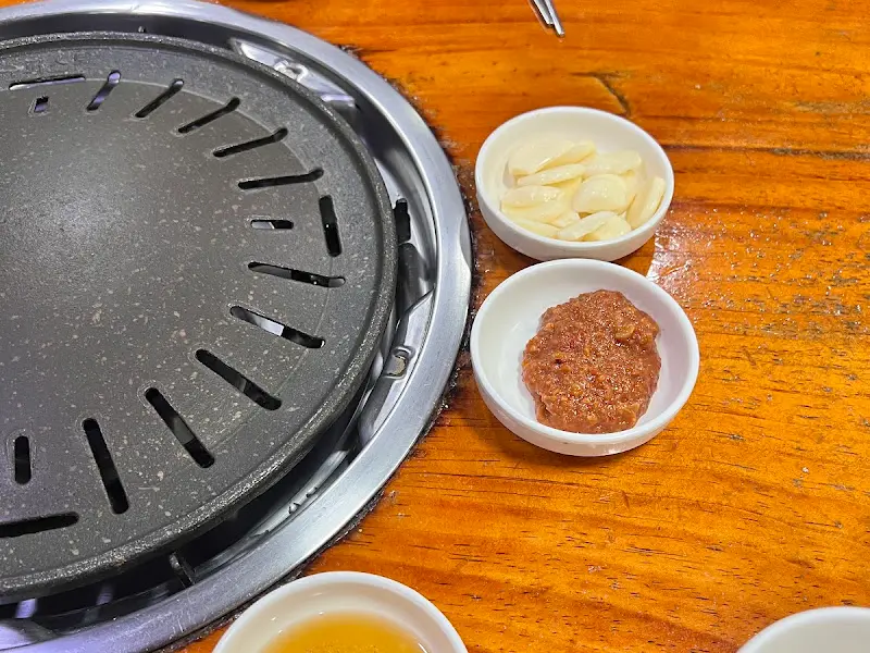 삼겹살과 곁들여 먹는 마늘, 쌈장