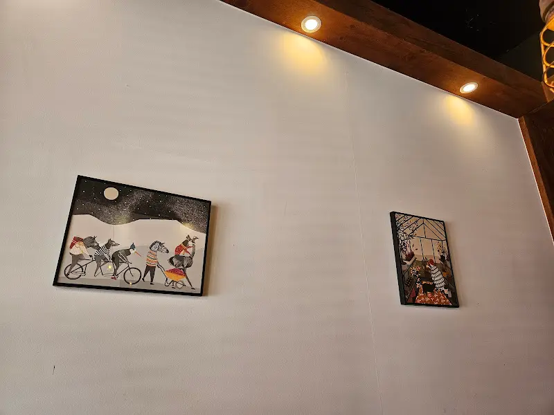 가게 내부 액자