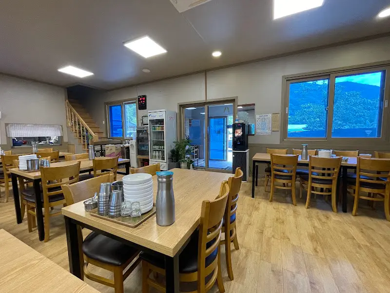 넓은 식당 내부