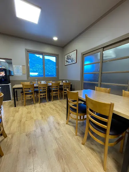 깔끔한 식당 내부