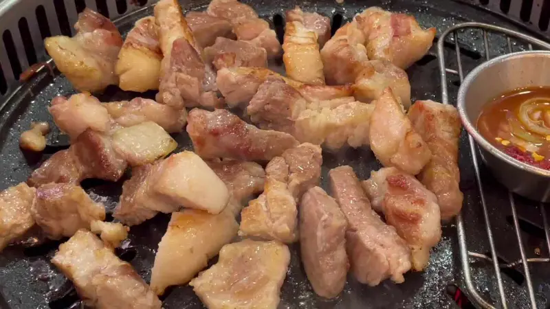 노릇하게 구워진 뒷고기의 향연