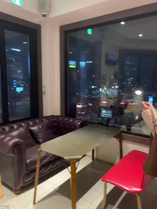 통창 옆 테이블 좌석