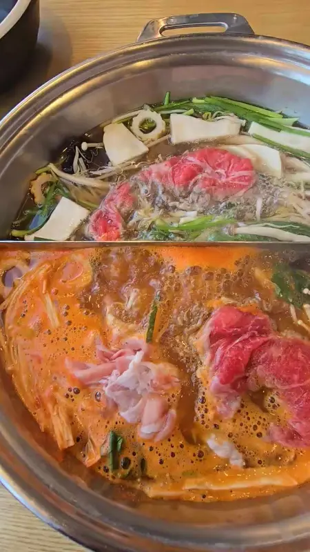 샤브샤브 육수에 고기와 야채를 듬뿍 넣어 끓이는 모습
