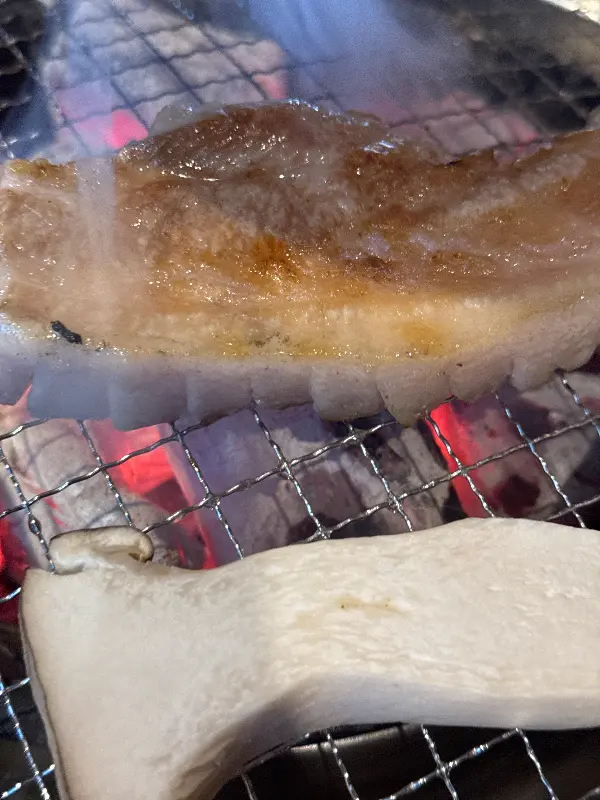 숯불 위에서 맛있게 익어가는 꼬들목살