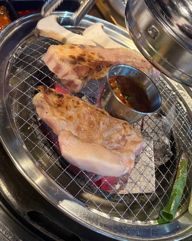 노릇하게 구워진 삼겹살 한 점