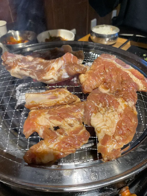맛있게 구워진 돼지갈비
