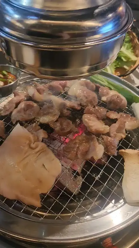 숯불 위에서 익어가는 고기