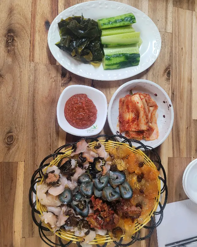 신선한 해산물이 가득 담긴 해물모듬