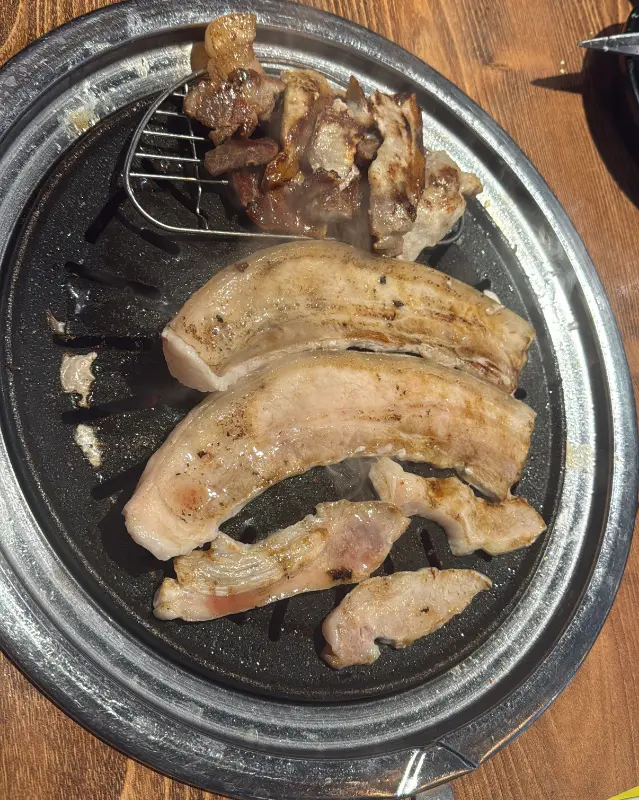 잘 구워진 삼겹살