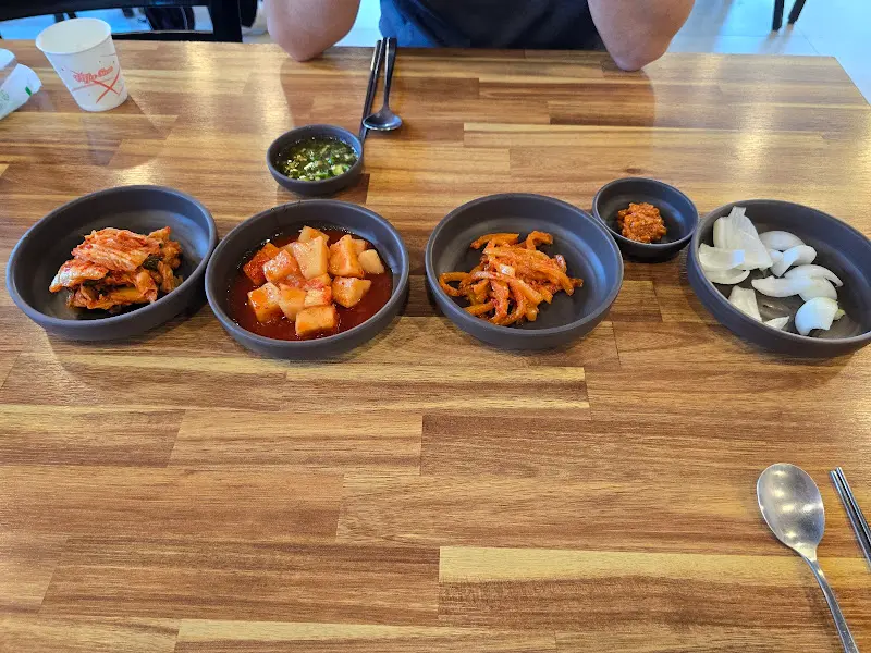 정갈하게 담겨 나온 밑반찬들