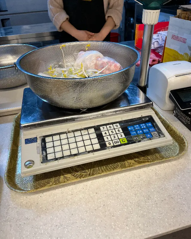 저울에 무게를 재는 모습