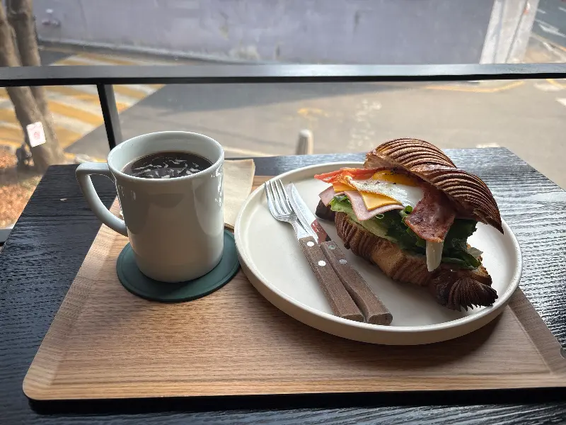 크루아상 샌드위치와 아메리카노