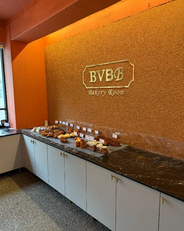 밤부 베이커리 & 브루잉 서래 빵 진열대