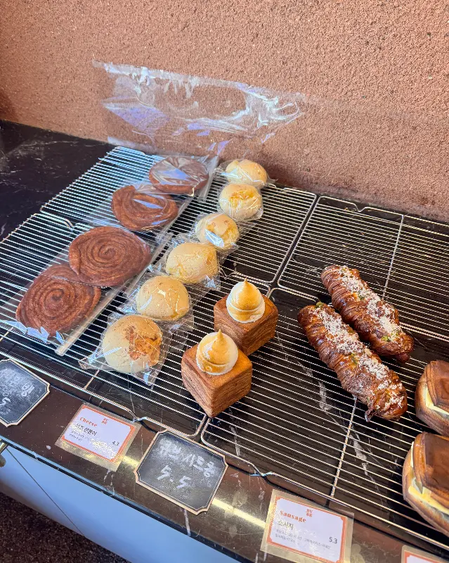 밤부 베이커리 & 브루잉 서래 빵 진열대