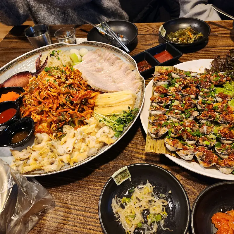 골뱅이 보쌈과 꼬막 정식