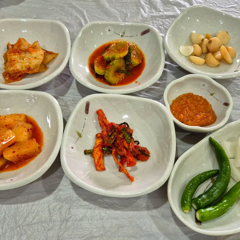 정갈하게 차려진 밑반찬