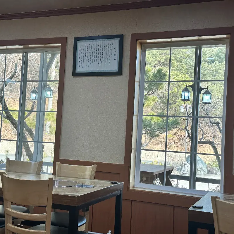 식당 내부 창가 좌석