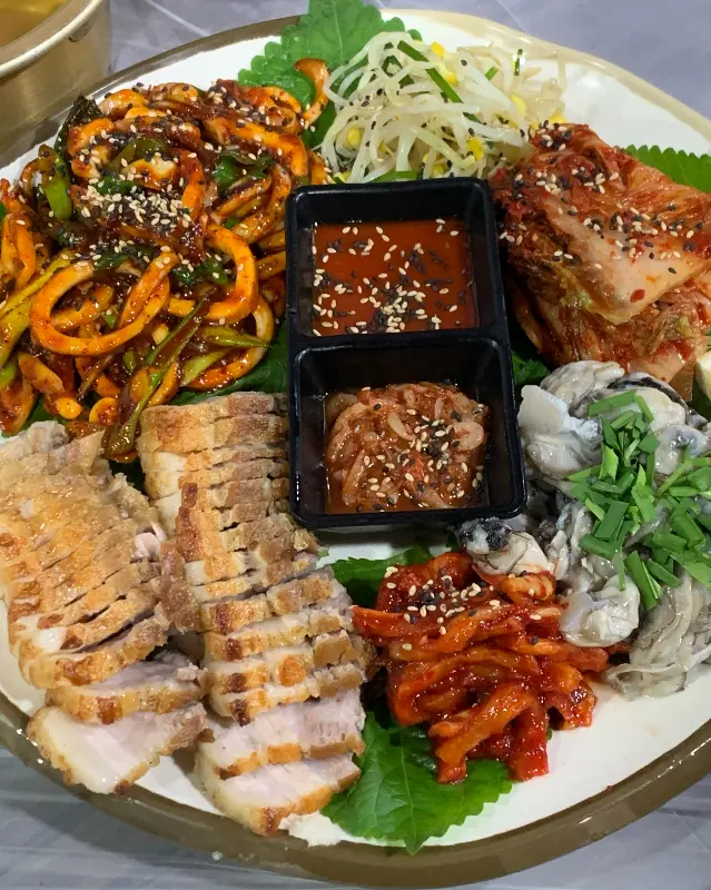 푸짐한 오징어보쌈 한 상 차림