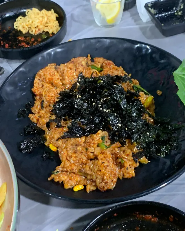 매콤한 양념에 볶아진 볶음밥