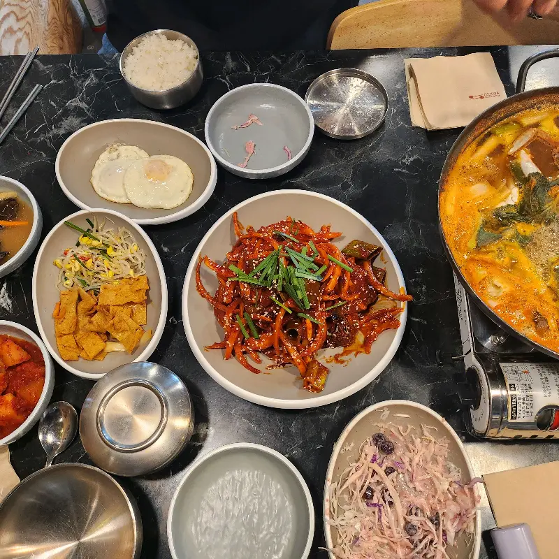 정갈하게 차려진 한상차림