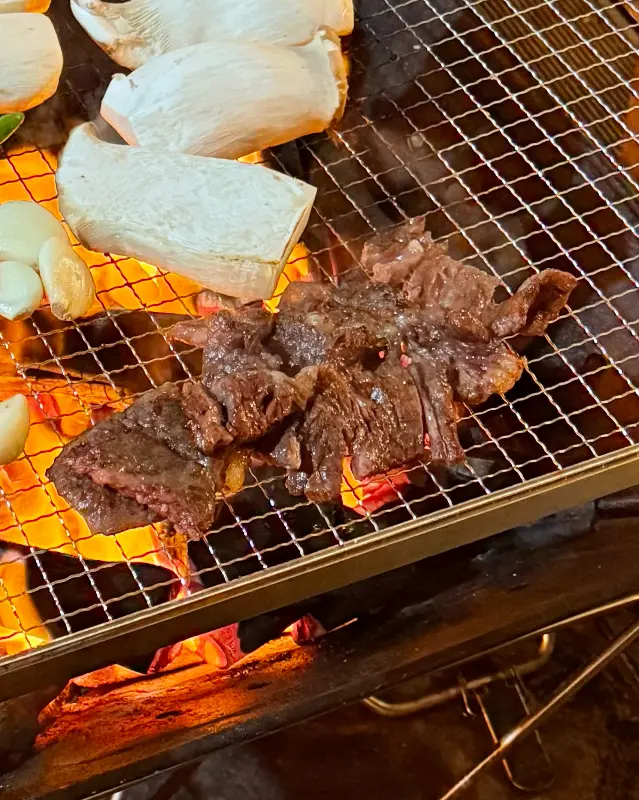 숯불에 구워 더욱 맛있는 한우 구이
