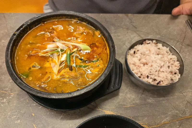 뜨끈한 한우 육개장 한 그릇
