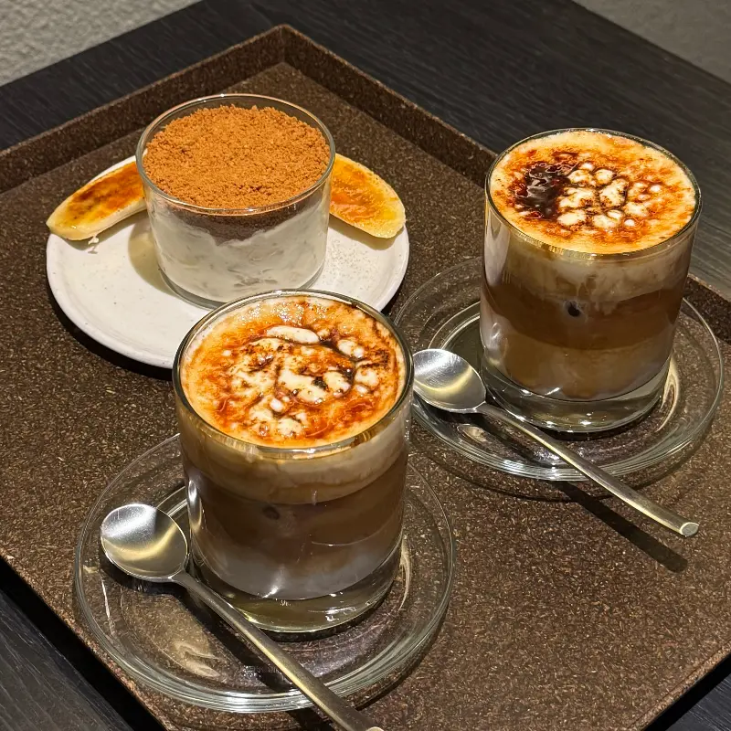 크림브륄레 라떼와 바나나 푸딩