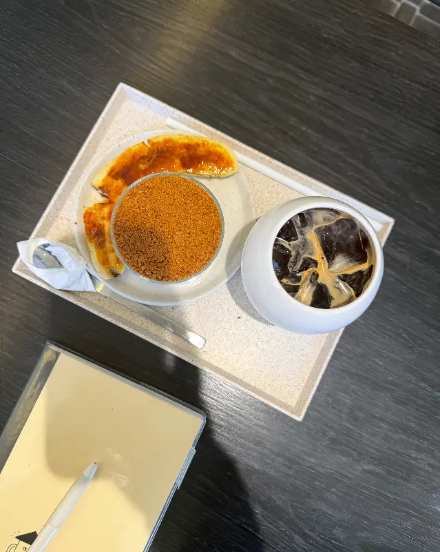 바나나 푸딩과 아이스 커피