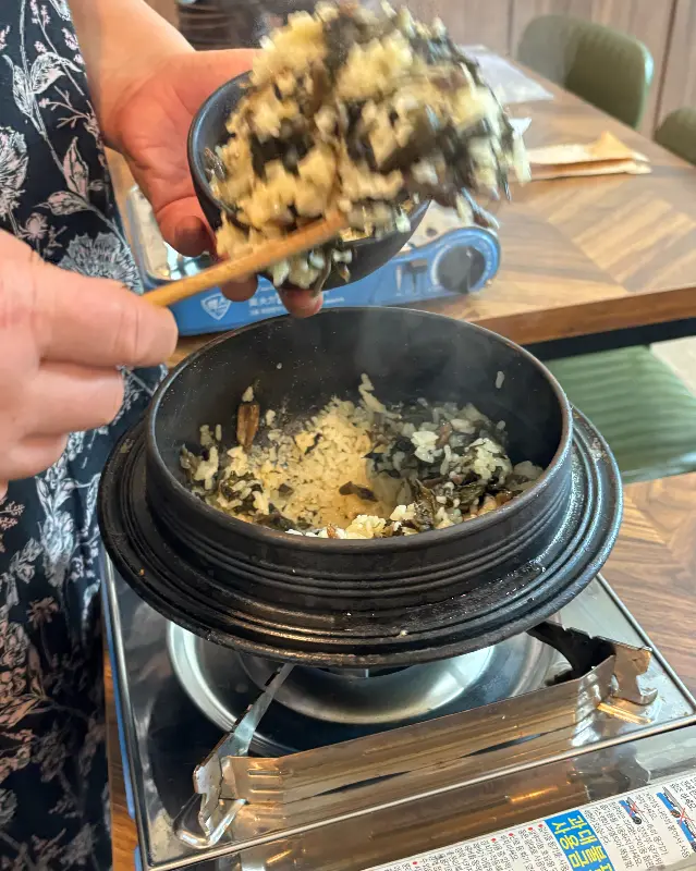 엉겅퀴밥을 그릇에 담는 모습