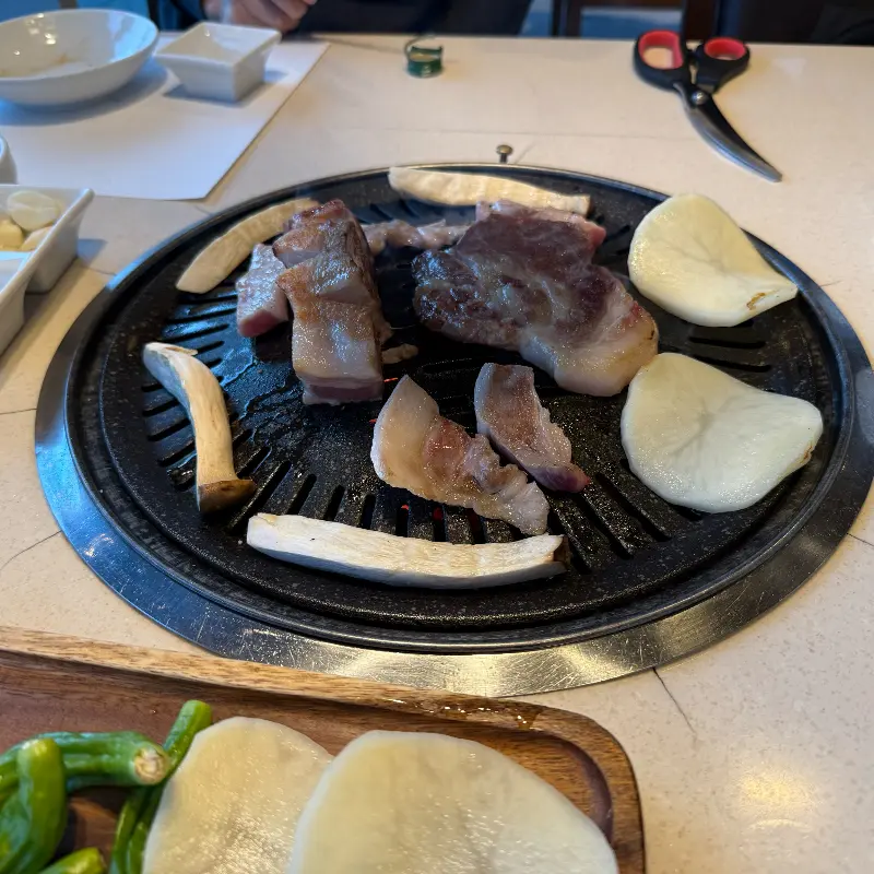 숯불 위에서 익어가는 삼겹살과 목살