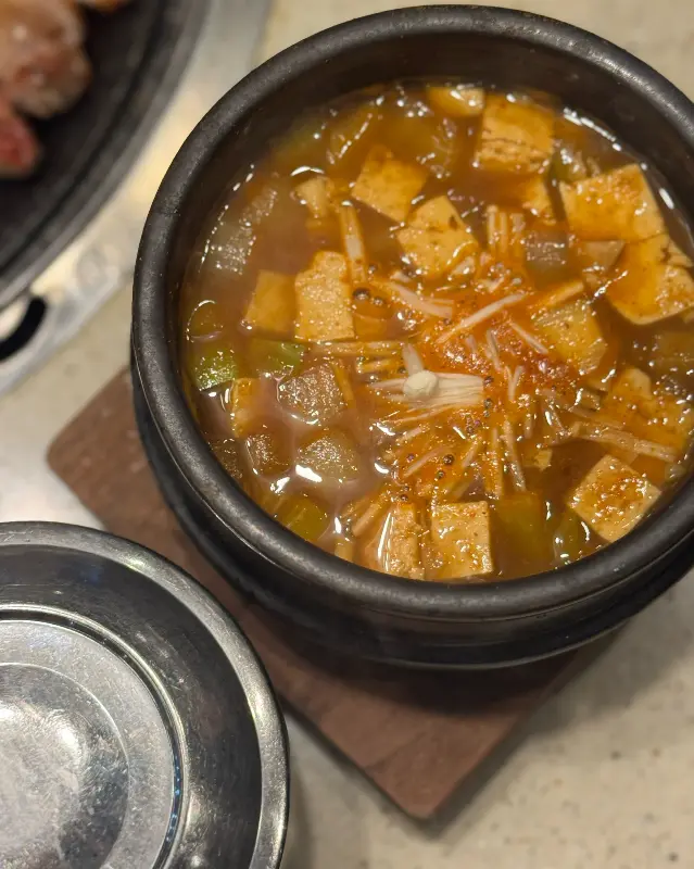 뚝배기에 담겨져 나오는 된장찌개