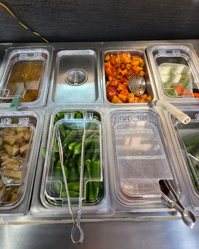 다양한 밑반찬 코너