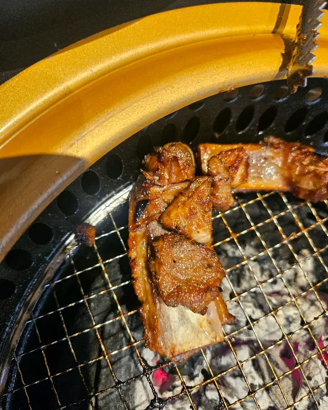 맛있게 구워진 돼지갈비