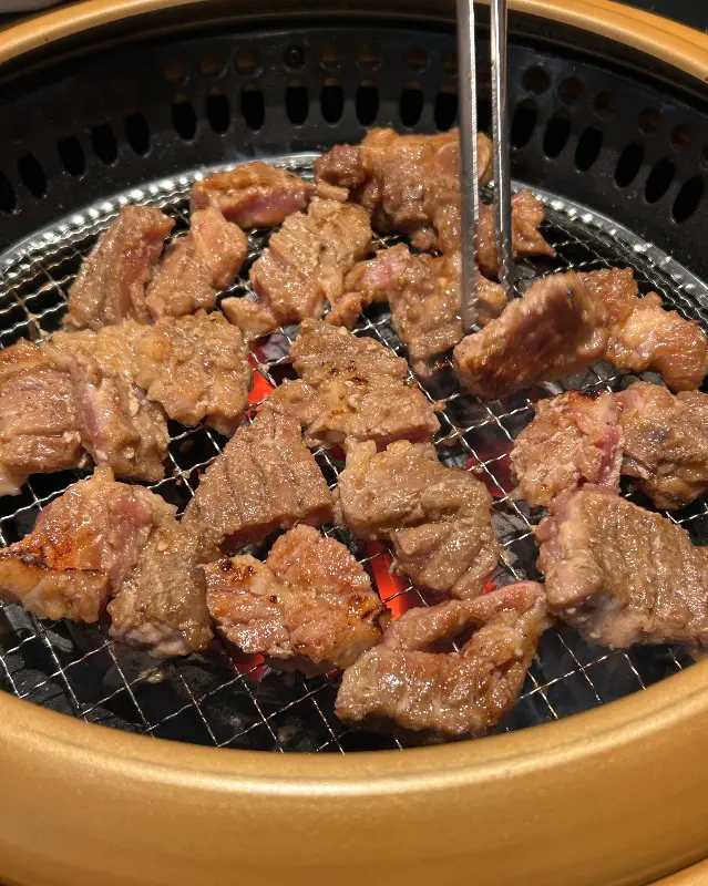 숯불 위에서 구워지는 갈비살