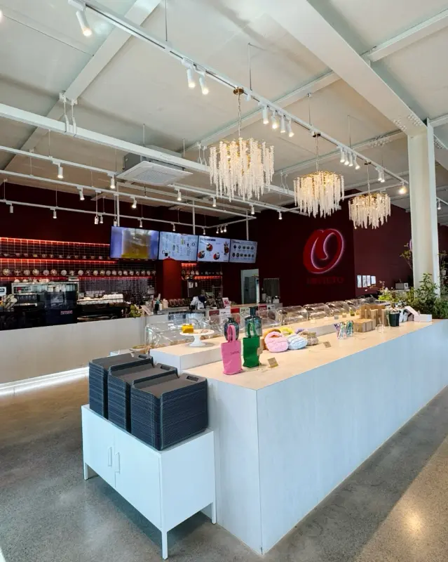 다양한 빵과 디저트가 진열된 쇼케이스