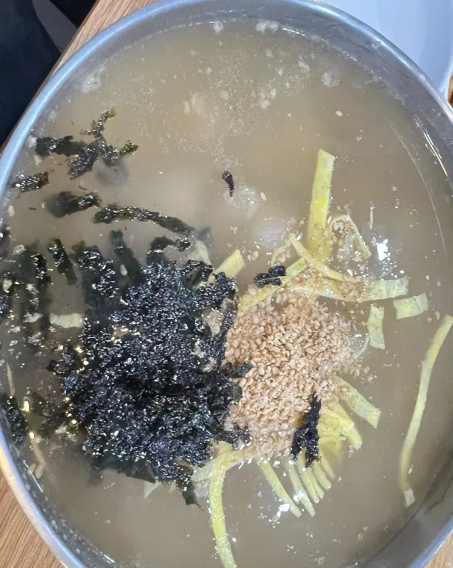 뽀얀 국물에 담긴 옹심이