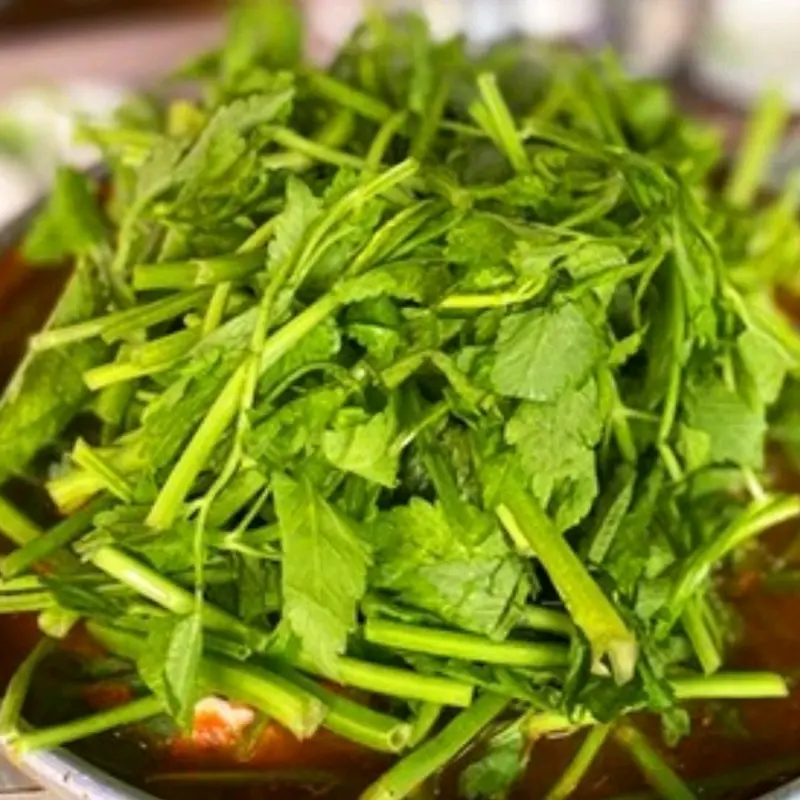 미나리가 푸짐하게 올라간 매운탕