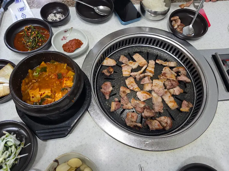 불판 위의 삼겹살