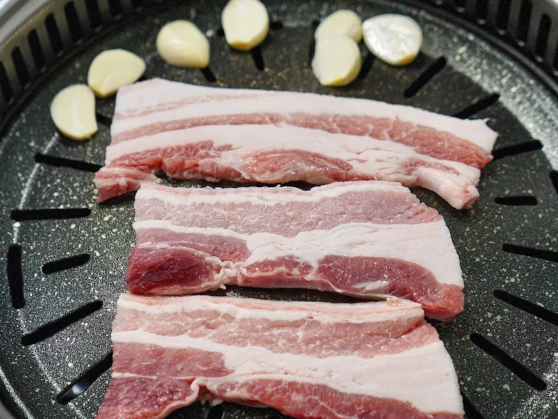 불판 위의 삼겹살과 마늘