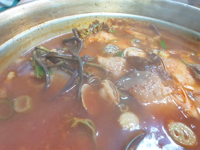 꽃게탕 속 푸짐한 해산물
