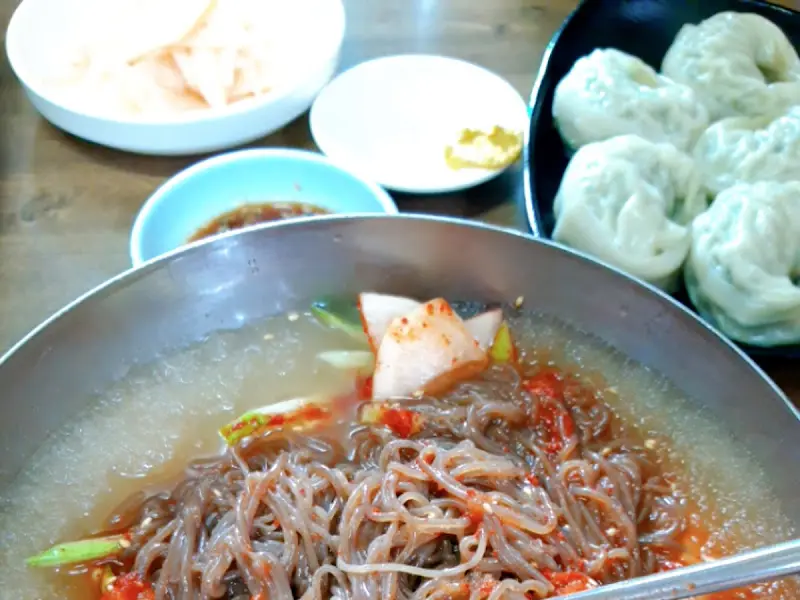 만두와 함께 푸짐한 한 상 차림