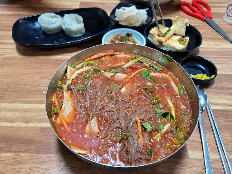 물비빔냉면과 만두, 두부 반찬