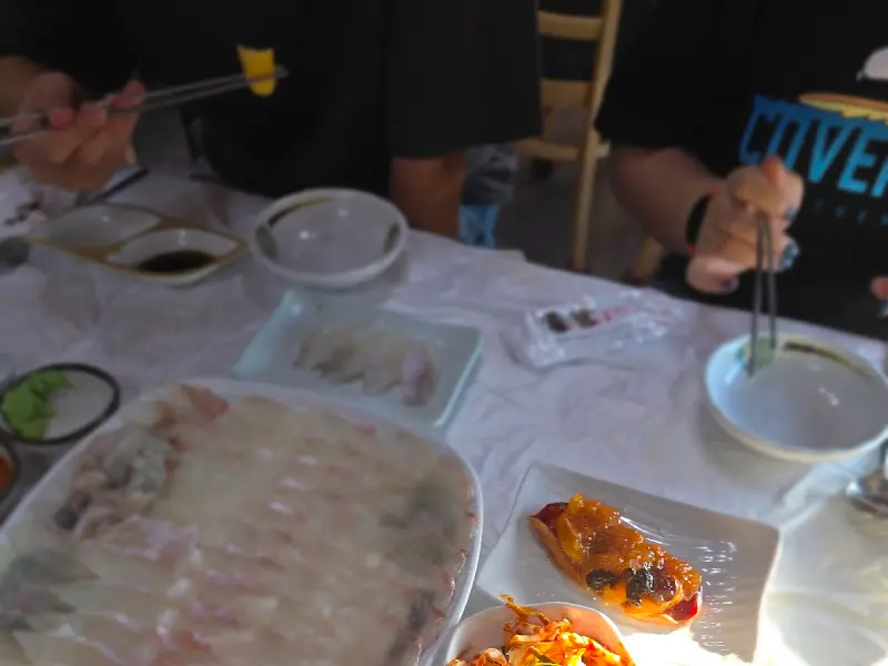 테이블 가득 차려진 음식