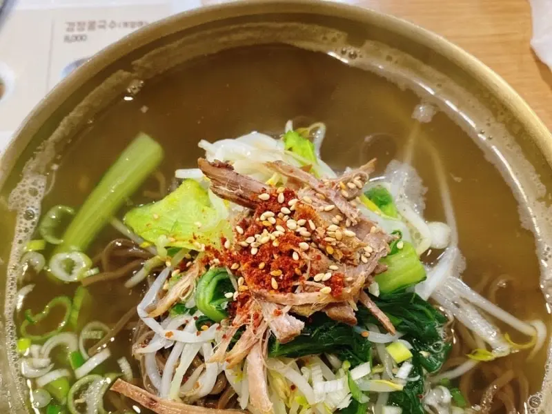 깔끔한 놋그릇에 담겨 나오는 온소바