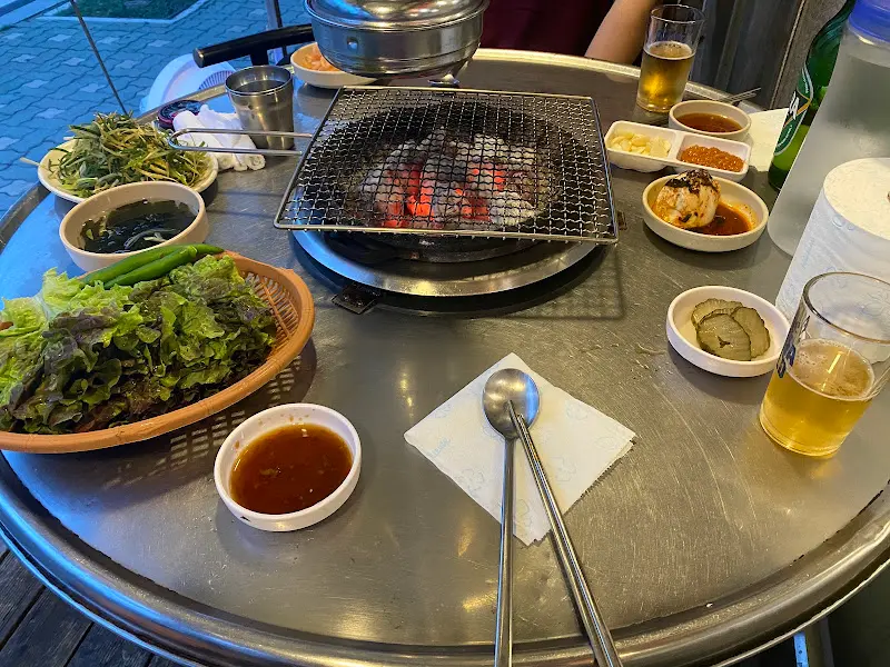 불판 위 푸짐한 고기 한 상