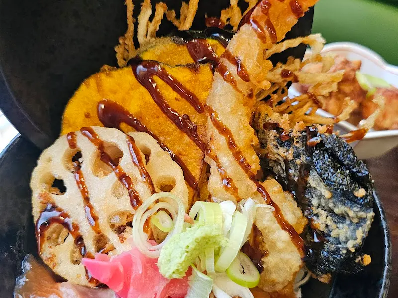 스테키 텐동의 바삭한 튀김과 윤기 흐르는 스테이크