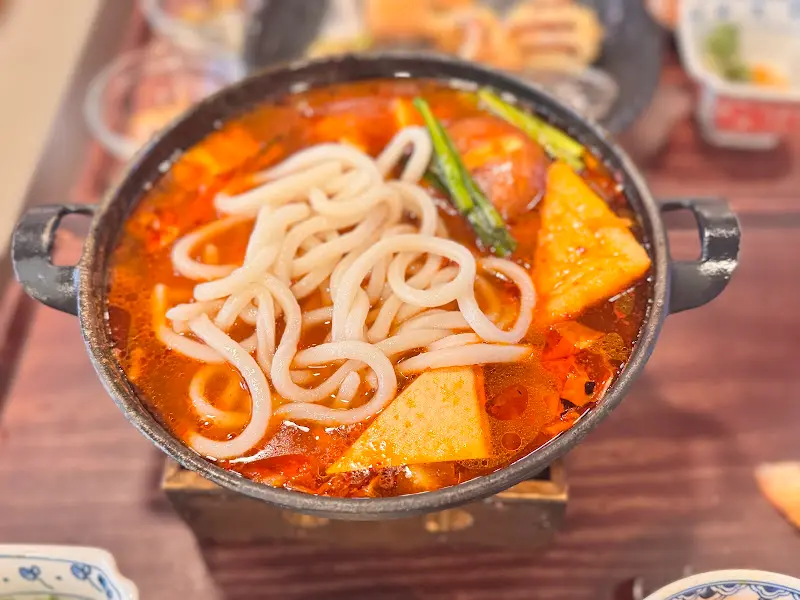 얼큰하고 따뜻한 국물이 일품인 김치 나베