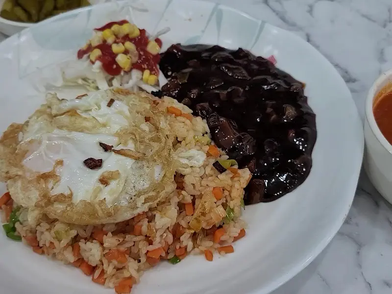 볶음밥과 짜장 소스